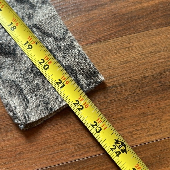 Apt 9 Snake Skin Printed Sweater Size Medium - Picture 11 of 11